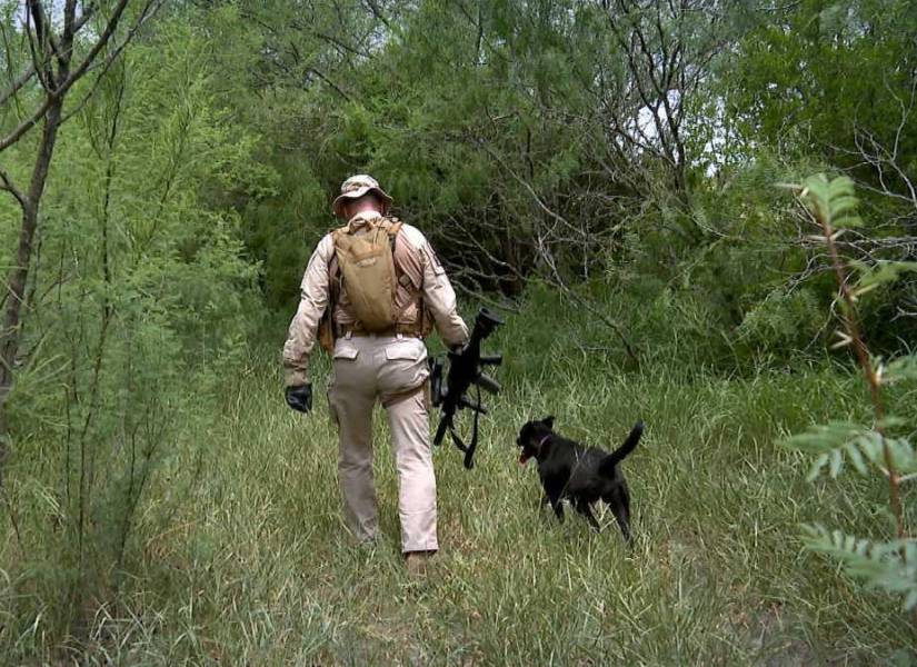 Desde el 2014, Don White camina durante horas en el desierto junto a su mascota, Socks, en la búsqueda incesante de migrantes desaparecidos.