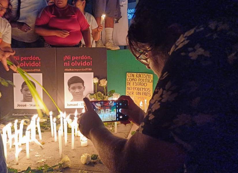 Imagen del altar alzado en honor a Ismael y Josué Arroyo, Nehemías Arboleda y Steven Medina, niños y adolescentes desaparecidos y asesinados en Guayaquil.