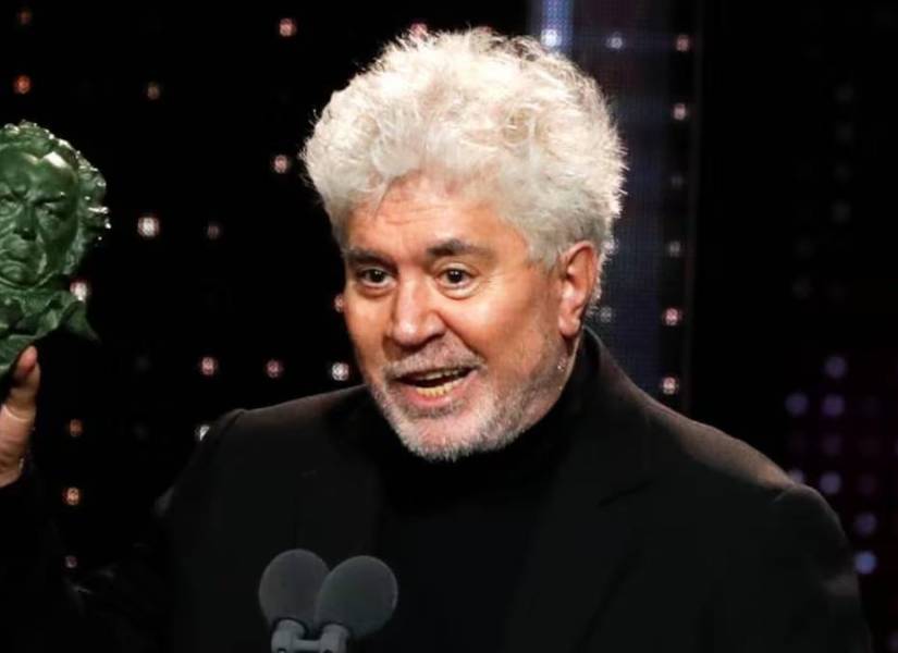 Imagen de archivo de Pedro Almodóvar sosteniendo un premio Goya.