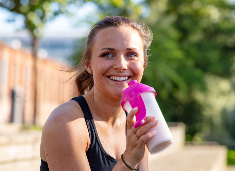 Mujer bebiendo su licuado de proteína