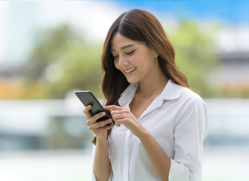 Foto referencial de una mujer utilizando su celular