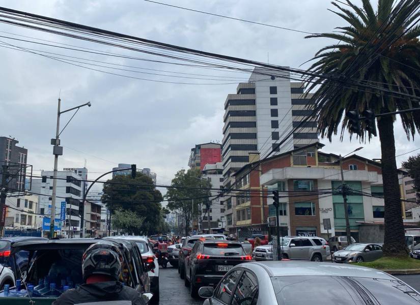 Caos vehicular en las avenidas Almagro y República, norte de Quito.