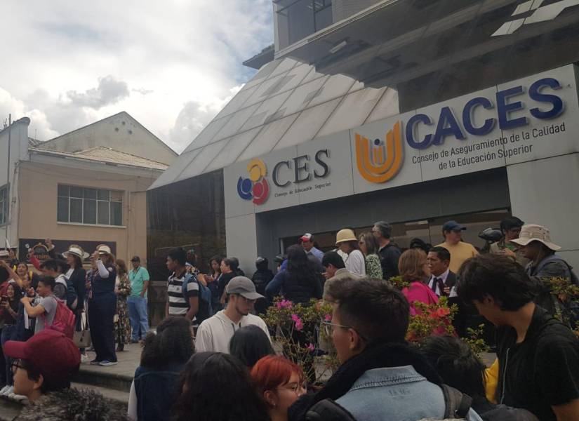 El plantón en las afueras del CES y el CAACES, en Quito.