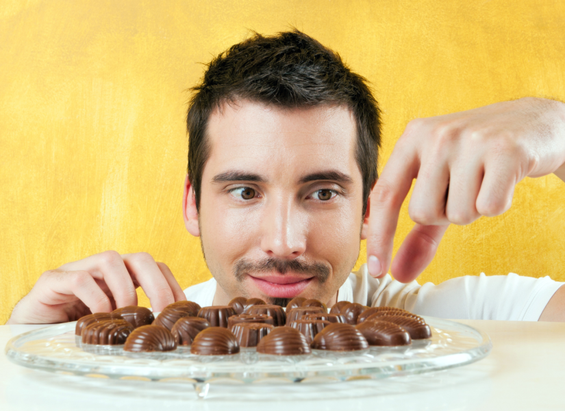 Persona con un plato lleno de chocolates