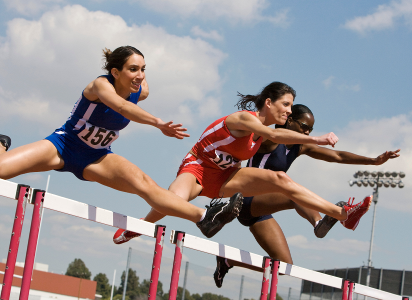 Foto referencial de deportistas entrenando bajo el sol