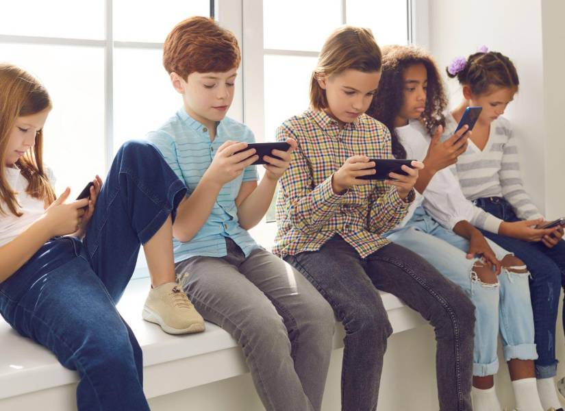 Imagen referencial: Niños usando celulares.