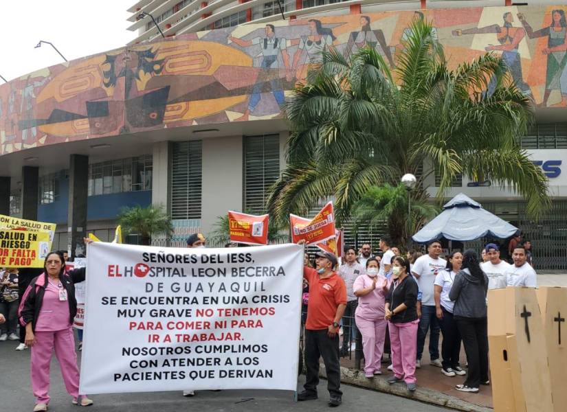 Los huelguistas protestaron en los exteriores de la Caja del Seguro, en el centro de Guayaquil.