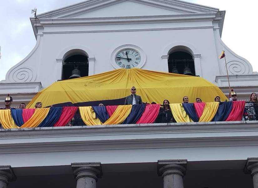 El presidente Daniel Noboa en el balcón principal del Palacio de Gobierno.