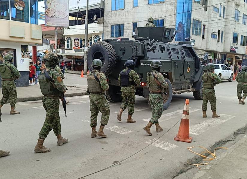 Cientos de militares intensifican los controles en Ponce Enríquez. El objetivo es disminuir la minería ilegal en esa zona.