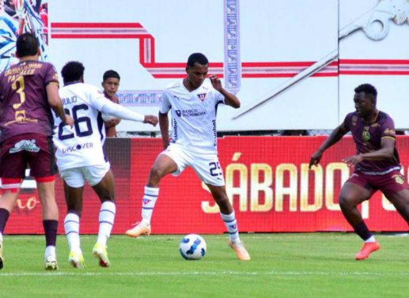 Jugadores de ambos clubes disputando el balón.