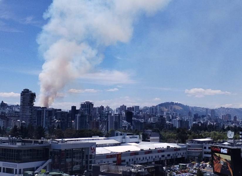 La columna se puede observar desde la zona de Iñaquito.