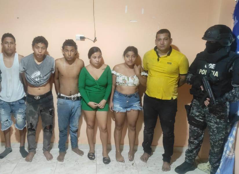 Foto de hombres y mujeres capturados por extorsión en Guayaquil, durante el séptimo operativo de la FICE.