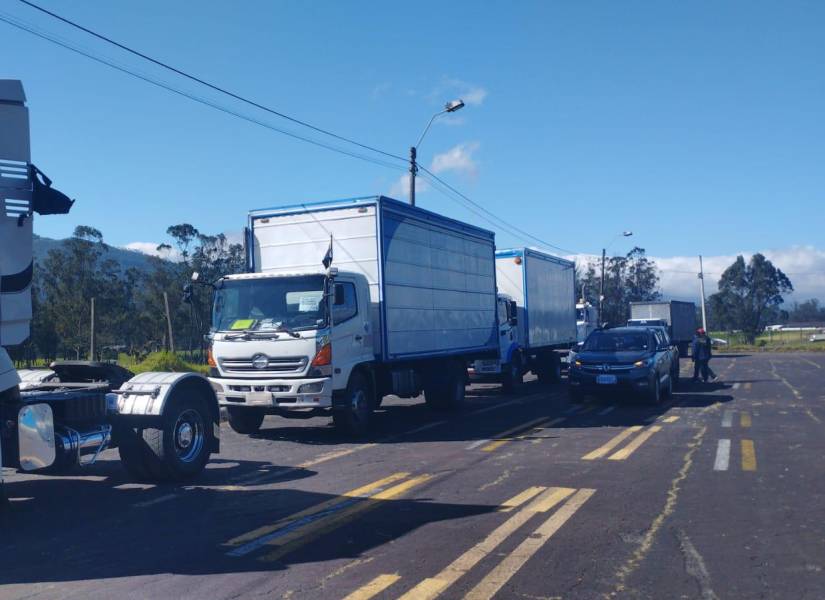 Una fila de vehículos pesados en Tambillo.