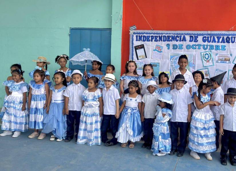 Imagen de estudiantes en un evento por los 204 años de Independencia de Guayaquil.