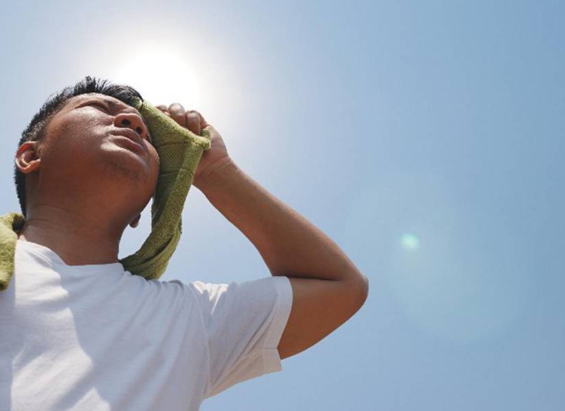 Imagen referncial de hombre sudando durante ola de calor.