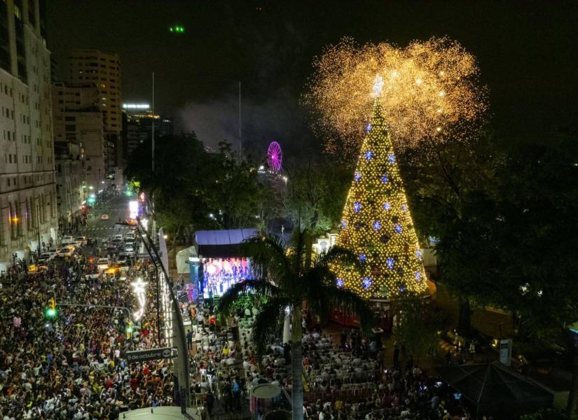 Imagen del encendido del árbol del Malecón 2000 de Guayaquil, en diciembre del 2023.