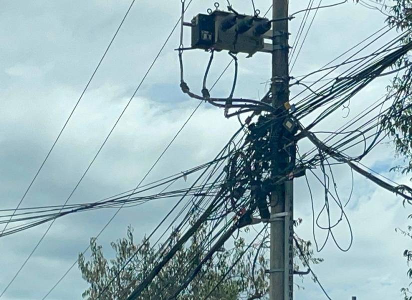 Otro de los postes saturados de alambres.