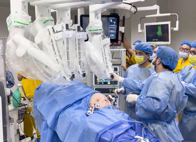 En el Hospital de Especialidades Teodoro Maldonado Carbo, desde el 19 de abril de 2024, se realizan cirugías con la ayuda del robot Da Vinci, usando tecnología de última generación.