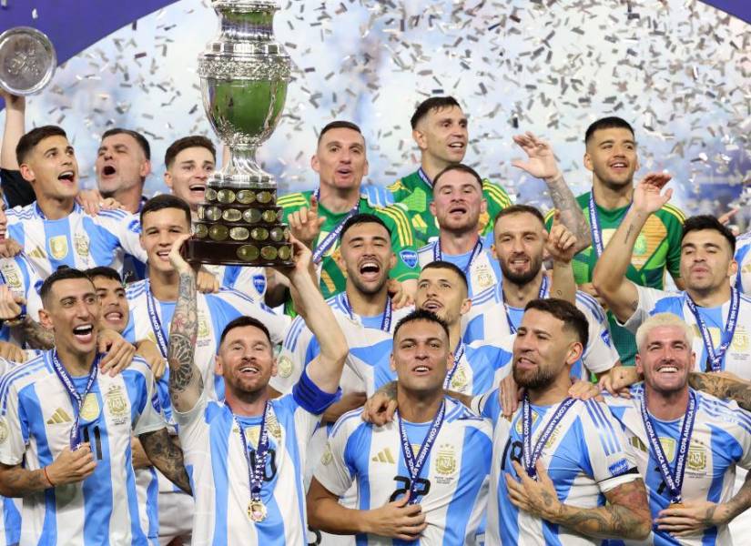 Jugadores de Argentina celebrando el título.