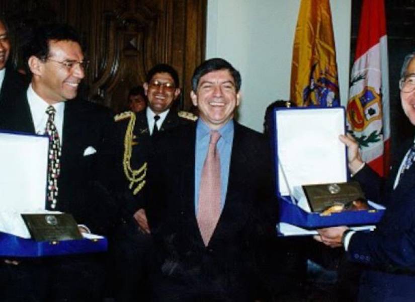 Fotografía de Alberto Fujimori y Jamil Mahuad