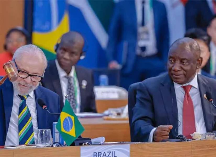 Sudáfrica recibe oficialmente la Presidencia del G20, durante una ceremonia de entrega en la Cumbre de Líderes que tiene lugar en Río de Janeiro, Brasil