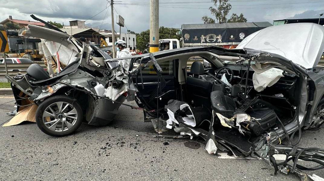 Tres fallecidos tras aparatoso siniestro de tránsito en la vía Cuenca-Azogues