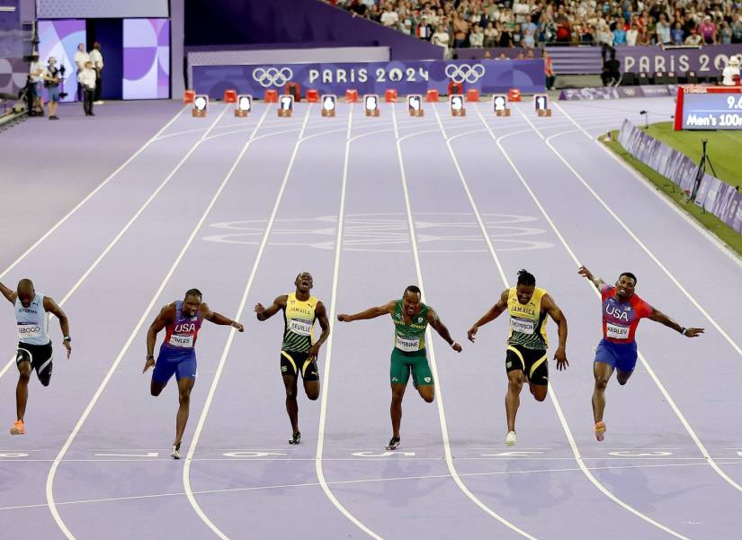 Noah Lyles (3L) de EE.UU. Gana la final masculina de 100 m de las competiciones de Atletismo en los Juegos Olímpicos de París 2024, en el estadio Stade de France en Saint Denis, Francia, 4 de agosto de 2024. Kishane Thompson (3R) de Jamaica quedó en segundo lugar y Fred Kerley (2R) de Estados Unidos en tercer lugar. (100 metros, Francia)