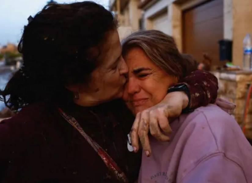 Imagen de dos mujeres en la tragedia de Valencia