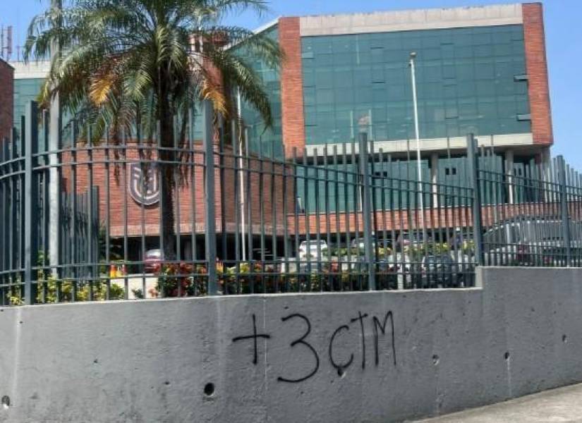 Hinchas de Emelec le reclaman a la FEF los tres puntos