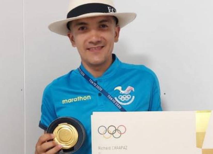 Richard Carapaz posa con su medalla de oro y diploma olímpico conseguido en Tokyo 2020
