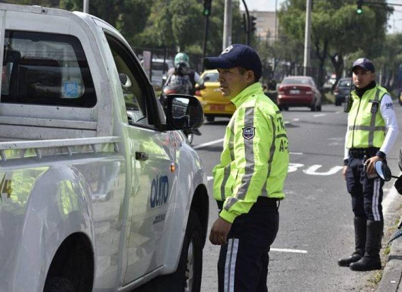 Los agentes de tránsito se ubican en distintos sectores de la capital para realizar operativos.