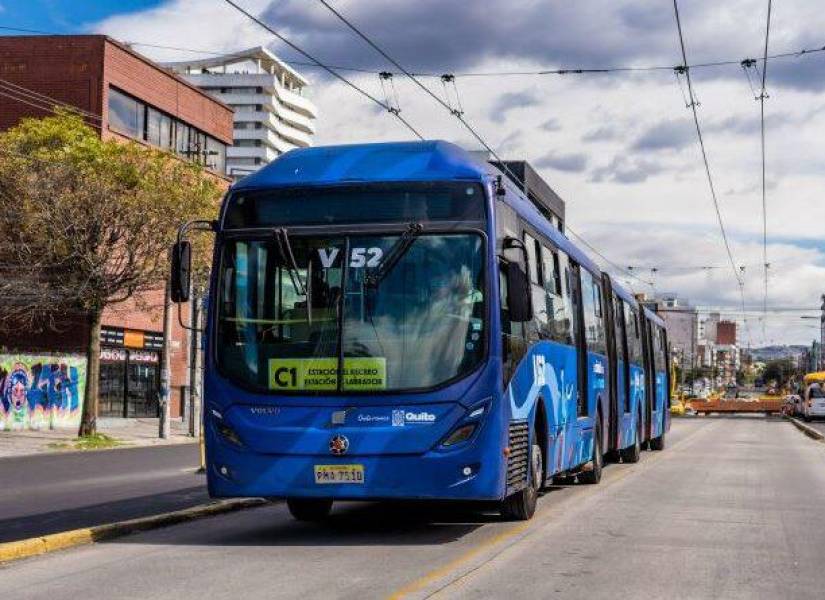 Una unidad del Trolebús recorre las calles de Quito.