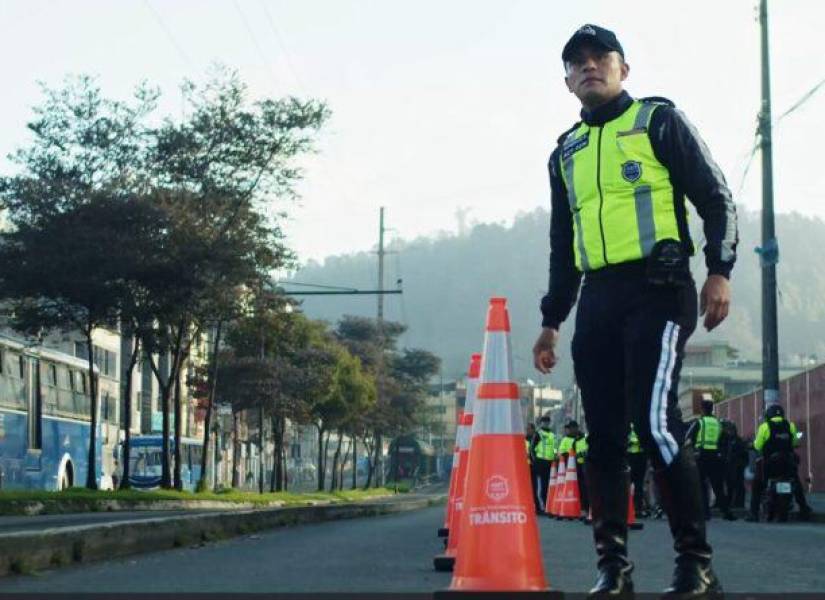 Un agente de tránsito realizando controles en el sur de Quito.