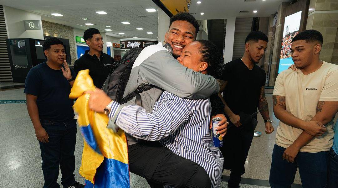 ¡El arribo de un guerrero! Michael Morales fue recibido con algarabía en el aeropuerto de Guayaquil