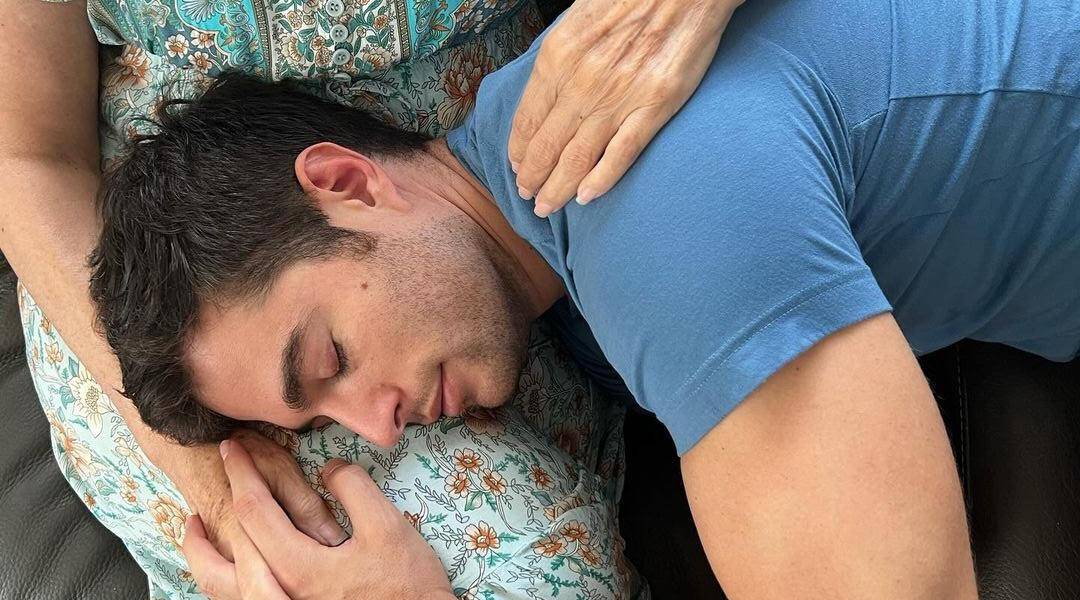 La madre de Danilo Carrera intenta recuperar la movilidad de sus brazos tras vencer el cáncer