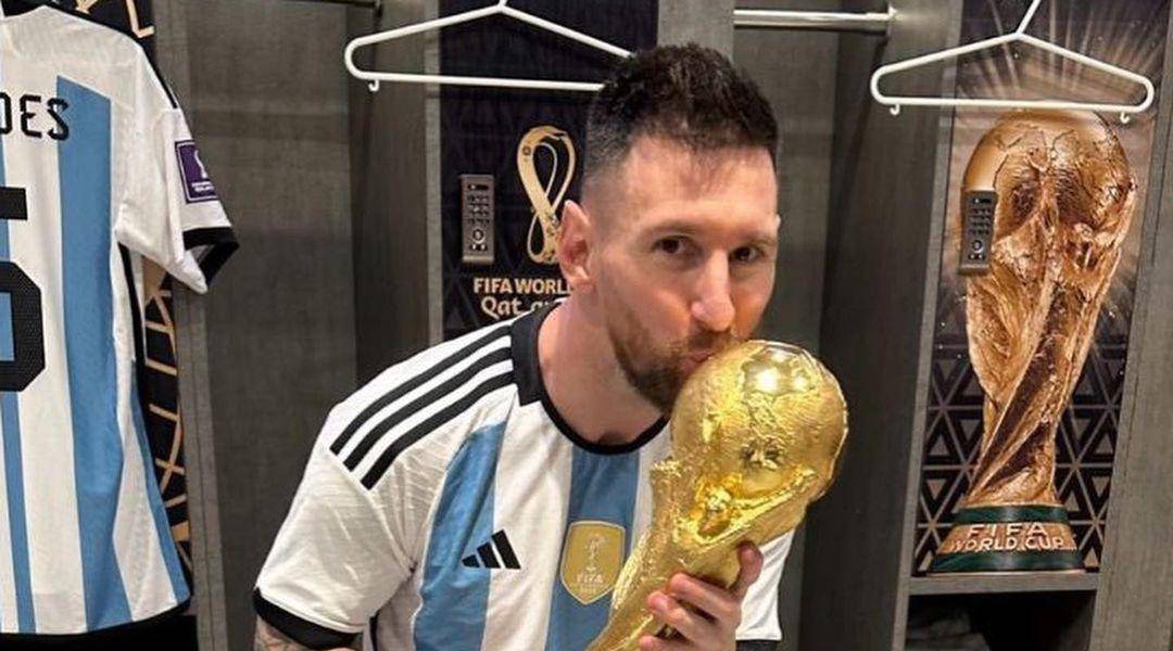 Lionel Messi recibió un futbolín especial que representa la final del Mundial Qatar 2022