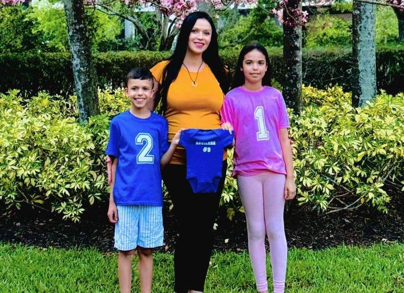 Foto de archivo de Simona Aguilera junto a sus dos hijos.
