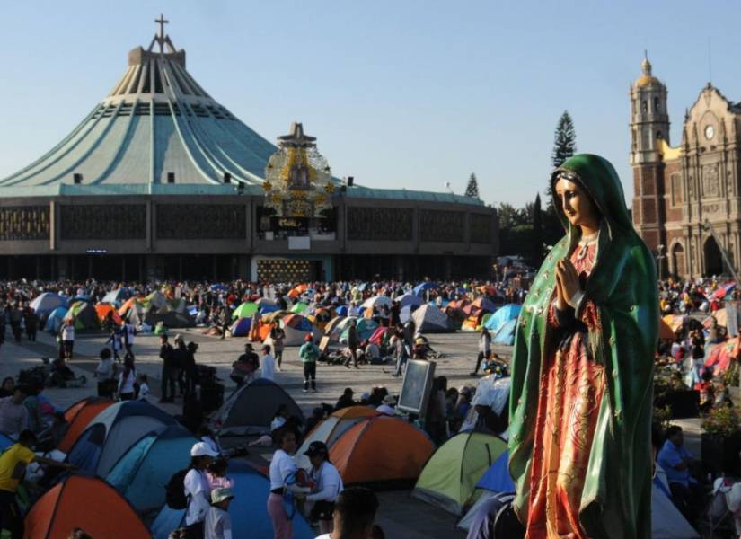 En las faldas del cerro del Tepeyac, donde se le apareció al campesino Juan Diego un 12 de diciembre de 1531, se levanta la Basílica a la que miles llegan para conmemorar su día.