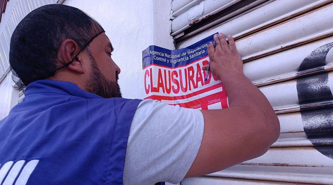 La Arcsa clausuró un chifa en Cuenca tras encontrar cucarachas junto a comida preparada