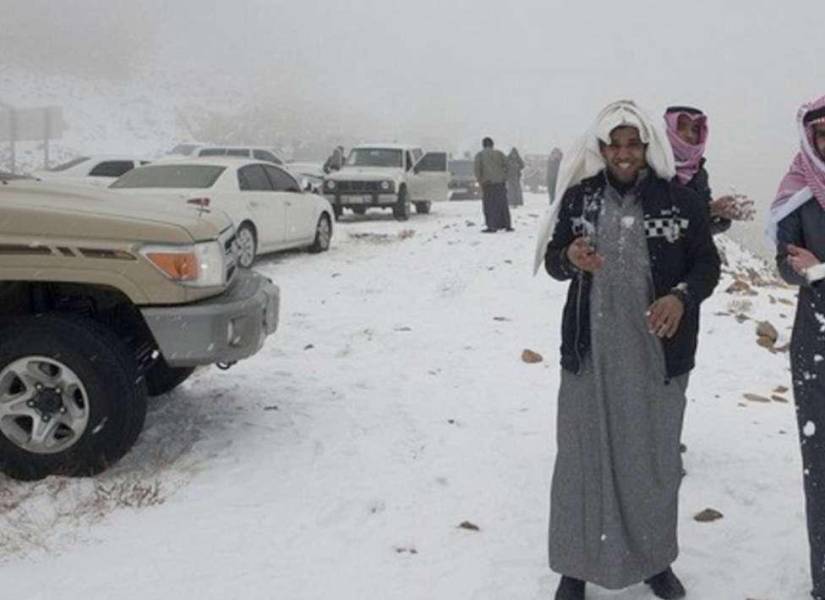 Residentes de Al-Jawf, sorprendidos por la inusitada nevada que cubrió el desierto.