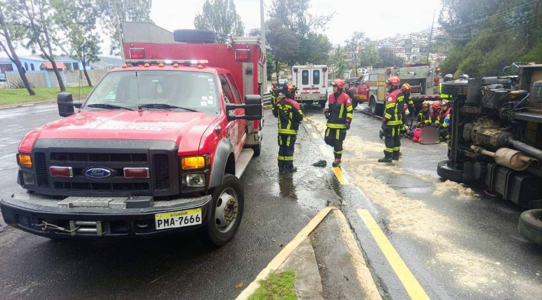 Siniestro de tránsito en la av. Mariscal Sucre, en un día con intensas lluvias en Quito