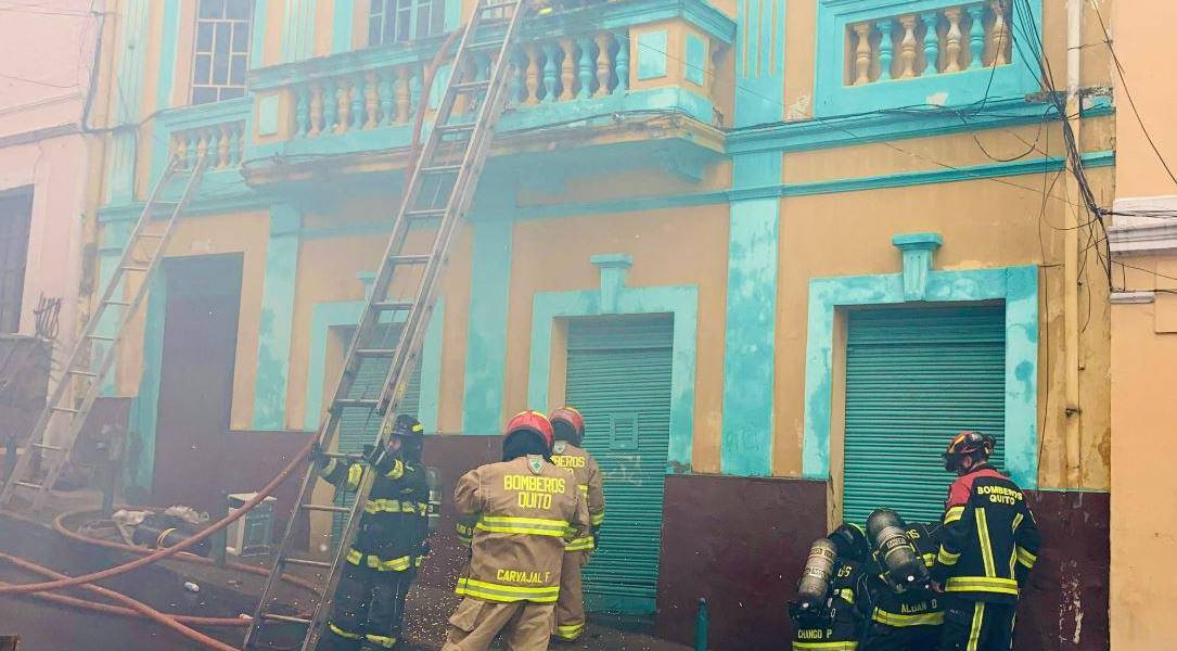 Quito | Un incendio en locales de San Blas fue controlado por los bomberos