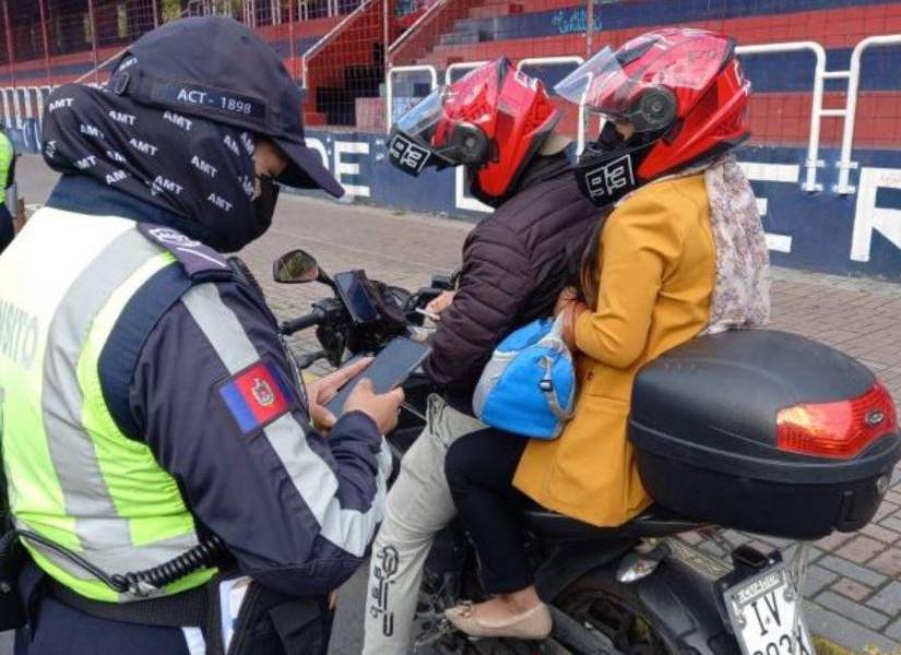 Un control a un motociclista en el norte de Quito.