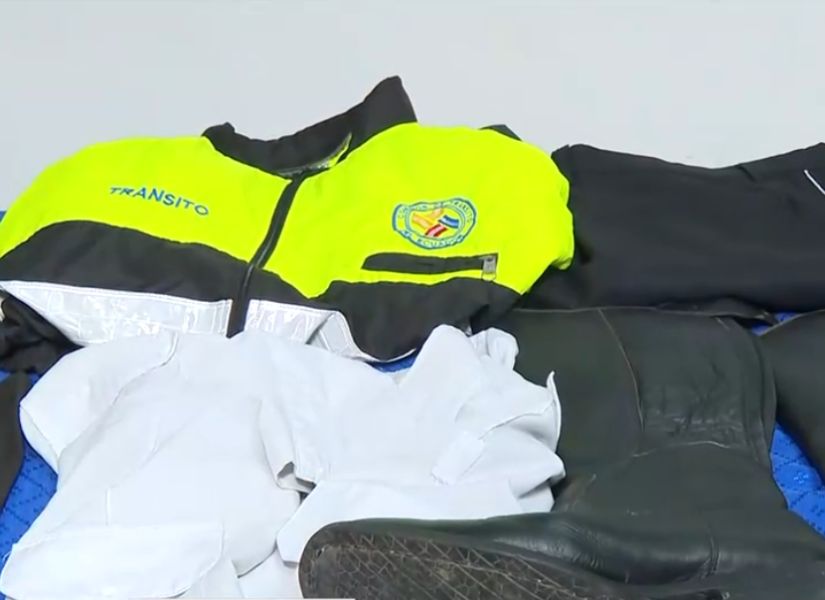 Foto del uniforme similar a la de un agente de la Comisión de Tránsito del Ecuador.