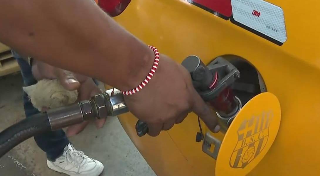 En Guayaquil, taxistas hacen fila de 20 cuadras para poder abastecerse de gas