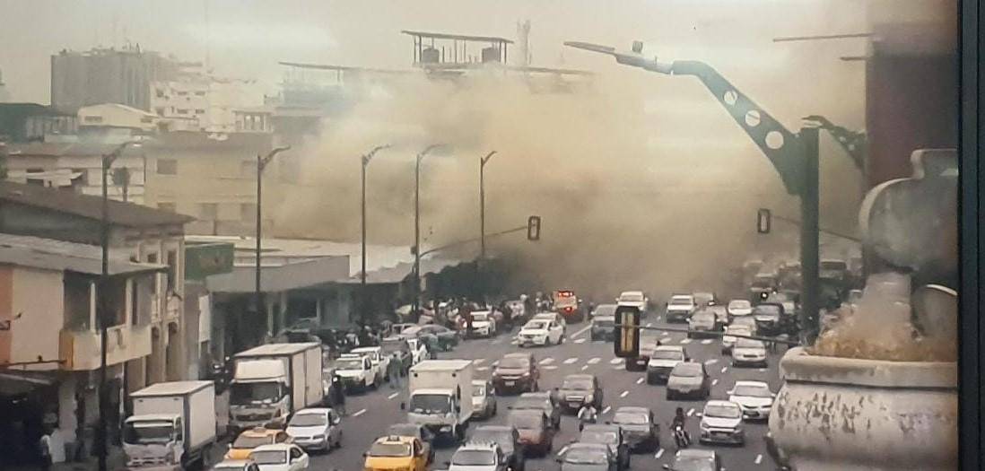 Un incendio en el centro de Guayaquil deja tres locales de cerámica afectados