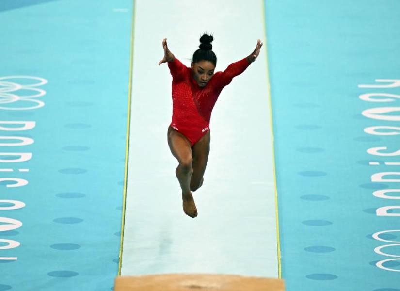 Simone Biles hace un giro en la final de salto femenino de gimnasia artística durante los Juegos Olímpicos de París 2024