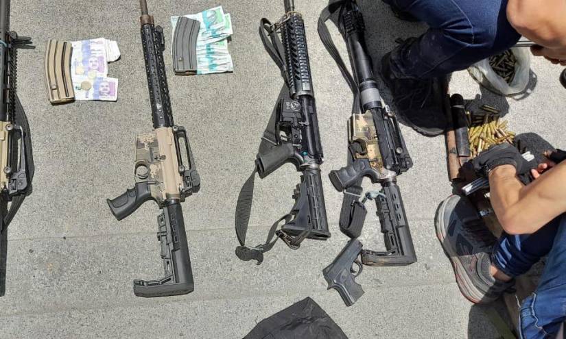 Imagen de los fusiles encontrados por las Fuerzas Armadas,hoy 24 de agosto en Pinchagual, Esmeraldas.