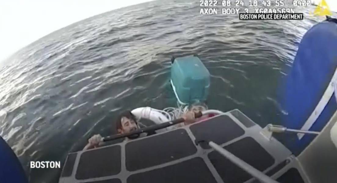 Padre e hijo se aferran a hielera en el mar tras hundirse su barco en EE.UU.