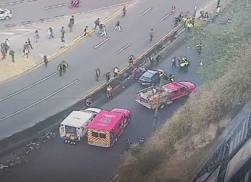 Imagen de las ambulancias ubuicadas en el sitio donde se reportó el ataque.